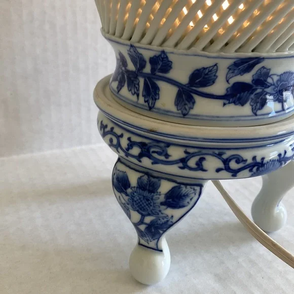 VNTG- Asian Blue & White Porcelain Lamp